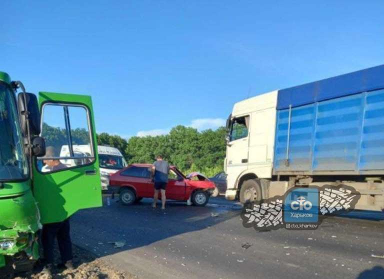 В Харькове машина влетела в автобус, пострадал ребенок