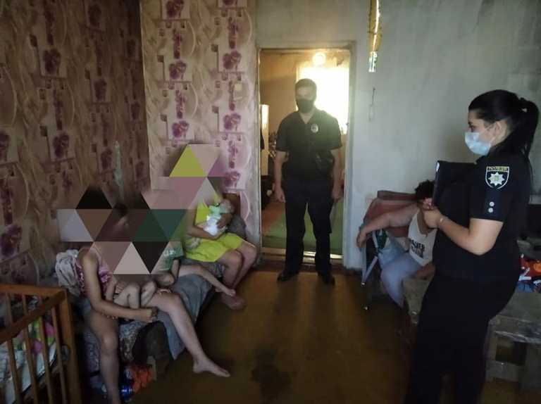 Под Харьковом у матери отобрали четверых детей