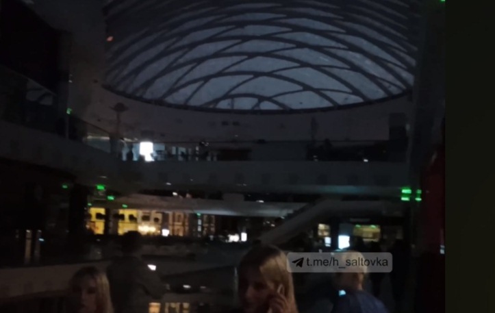 "Никольский" в темноте. Во всем торговом центре внезапно погас свет (видео)