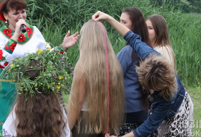 Под Харьковом девочка отрастила метровую косу