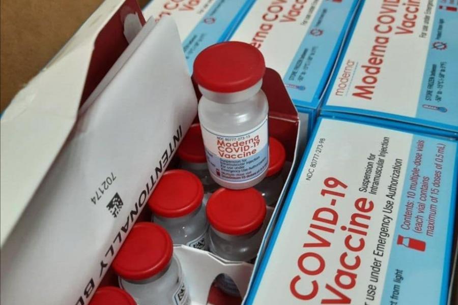 В Харьков привезли десятки тысяч доз вакцины Moderna: кого будут прививать