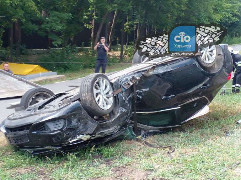 На Белгородском шоссе – авария, машина перевернулась и улетела в кювет (видео)