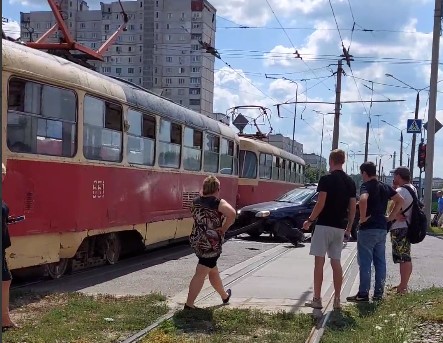 Из-за аварии на Салтовке остановился транспорт (видео)