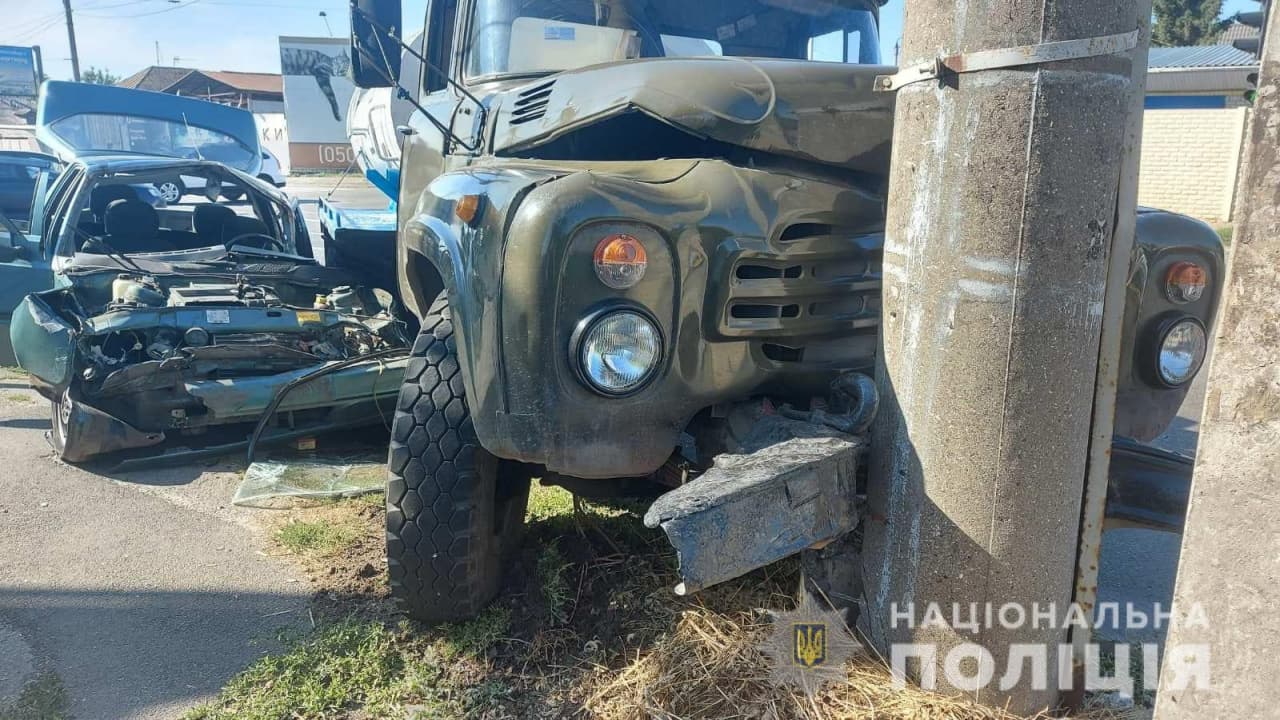 Столкновение водовозки и легковушки на Салтовке: за рулем "Таврии" был 80-летний мужчина, он и его дочь госпитализированы