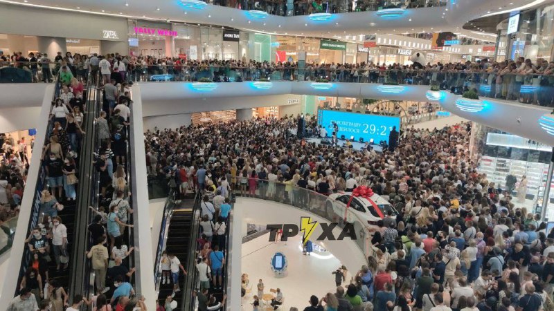 Розыгрыш машины вызвал ажиотаж у харьковчан: в торговом центре собралась огромная толпа 
