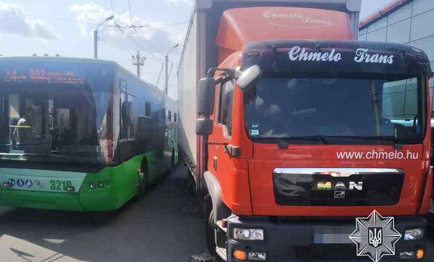 В Харькове столкнулись фура и троллейбус