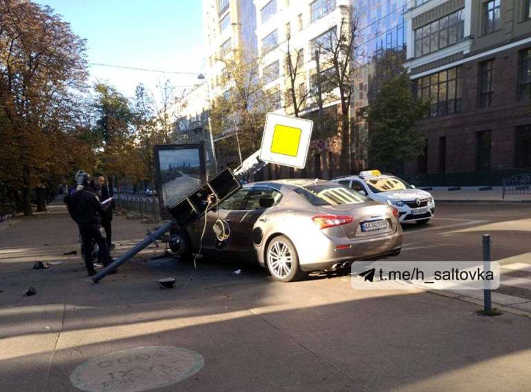На Сумской - авария, элитный автомобиль вылетел на тротуар (фото)