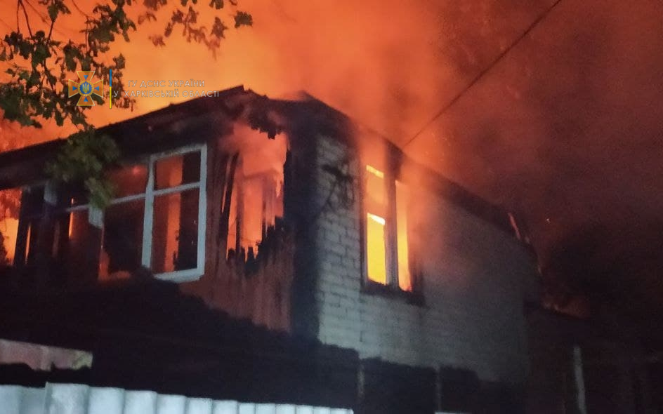 Под Харьковом пламя с одного дома перебросилось на другой