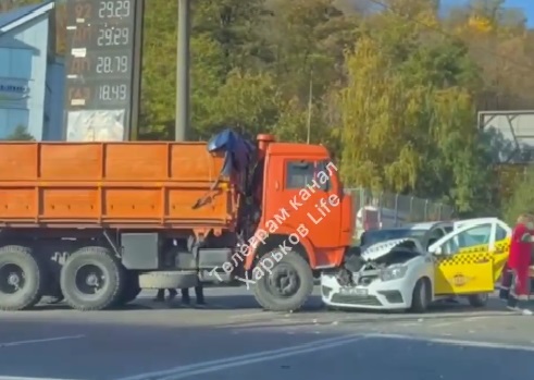 На Журавлевском спуске – авария, КамАЗ смял такси (видео)