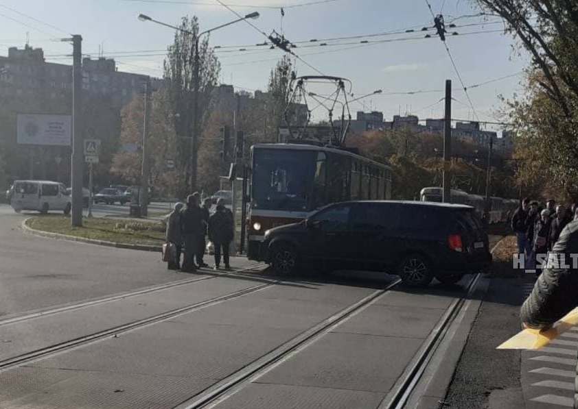 На Салтовке – авария, движение трамваев заблокировано