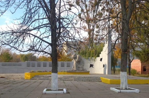 Под Харьковом надругались над памятником погибшим во Второй мировой (фото)