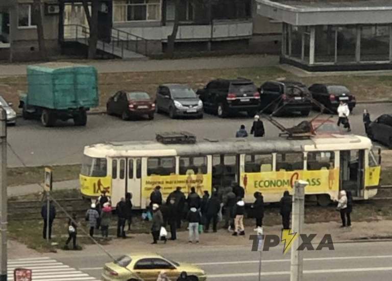 На Салтовке человек попал под трамвай (видео)