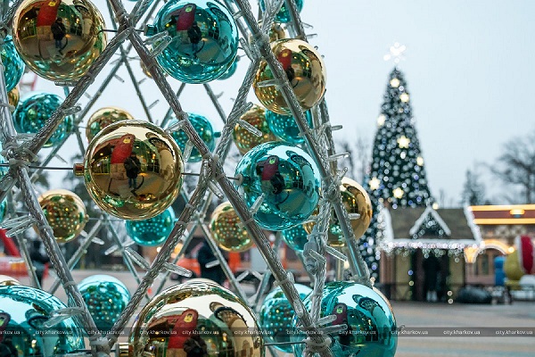 Гигантские шары, медведи и пять елок: как парк Горького готовится к Новому году (фото)
