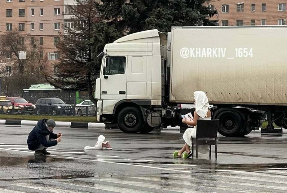 В Харькове полуголая девушка устроила фотосессию посреди проезжей части