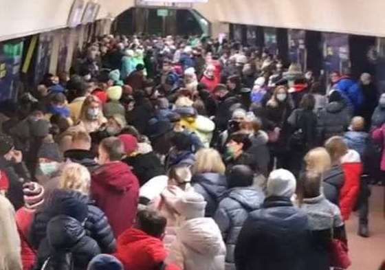 В харьковском метро пассажир спрыгнул на рельсы и побежал в туннель (видео)