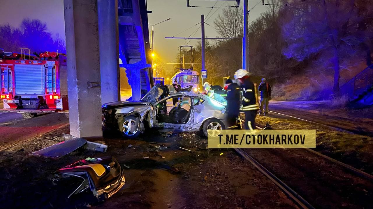 В Харькове машина врезалась в опору моста и вылетела на рельсы (фото)