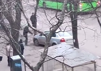 В Харькове машина без водителя покатилась в толпу людей (видео)