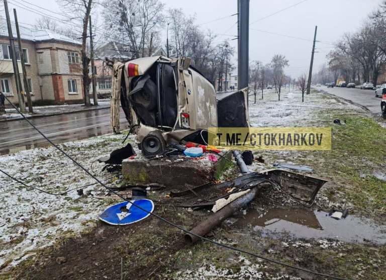 В Харькове машина на огромной скорости вылетела с дороги и перевернулась