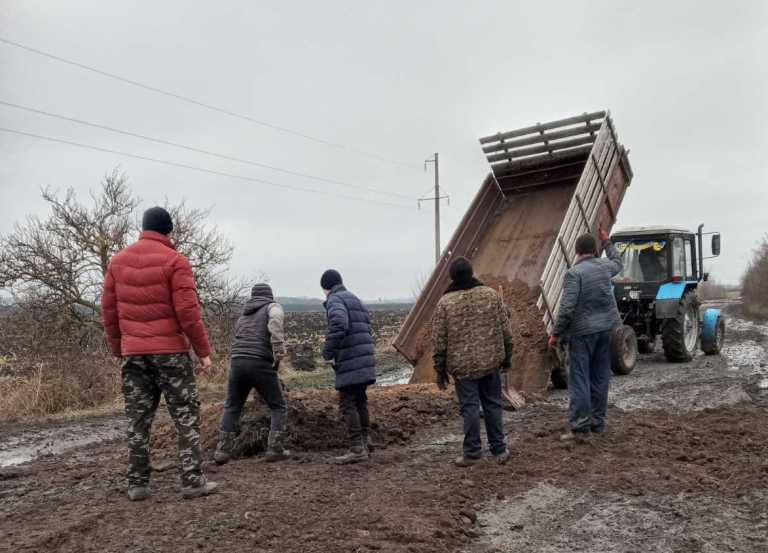 Под Харьковом местные жители сами отремонтировали дорогу (фото)