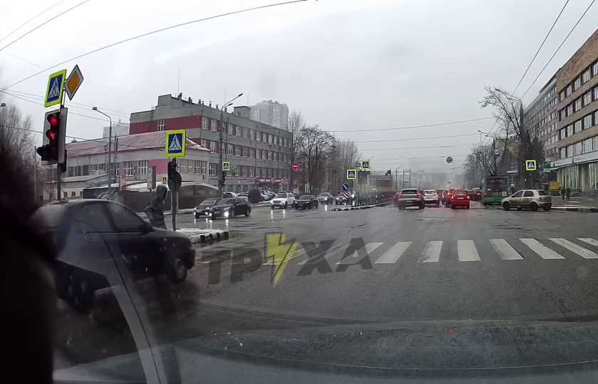 На проспекте Науки автомобиль, пролетая на красный, чуть не сбил женщину (Видео)