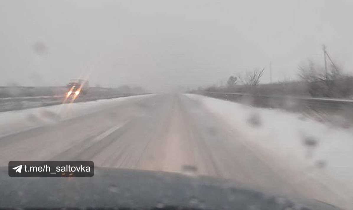 Первые жертвы снегопада. Под Харьковом автомобили разворачивает и выносит в кювет