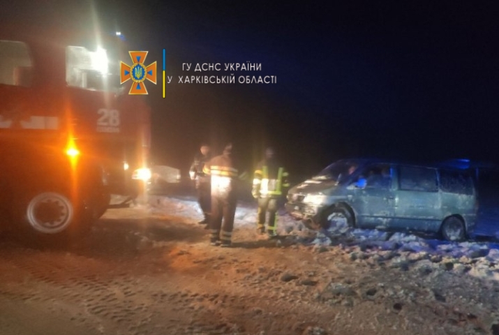 Снежные заносы: в Харьковской области несколько машин застряли на трассе