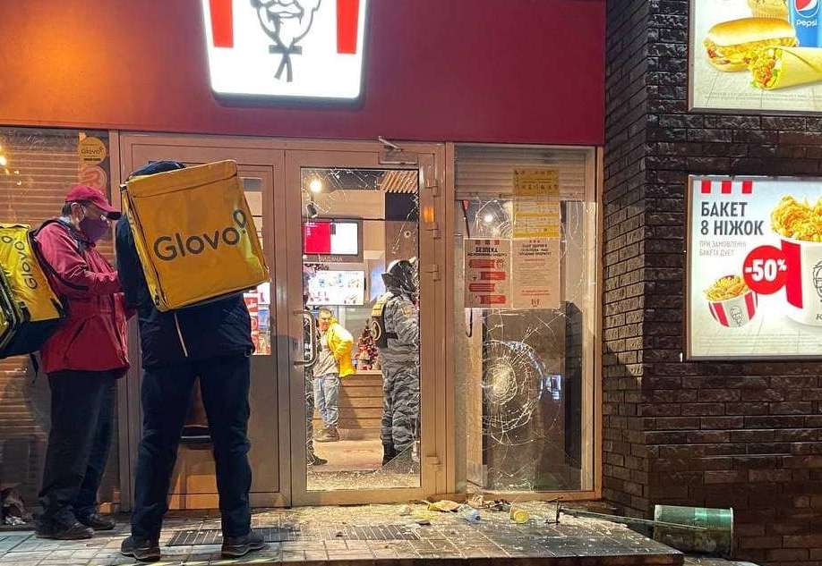 В Харькове разбили дверь популярного ресторана