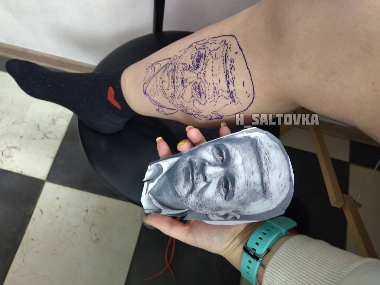 Харьковчанин делает татуировку с портретом Терехова
