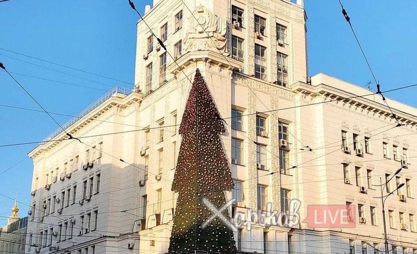 На здании в центре Харькова появилась огромная новогодняя инсталляция (фото)