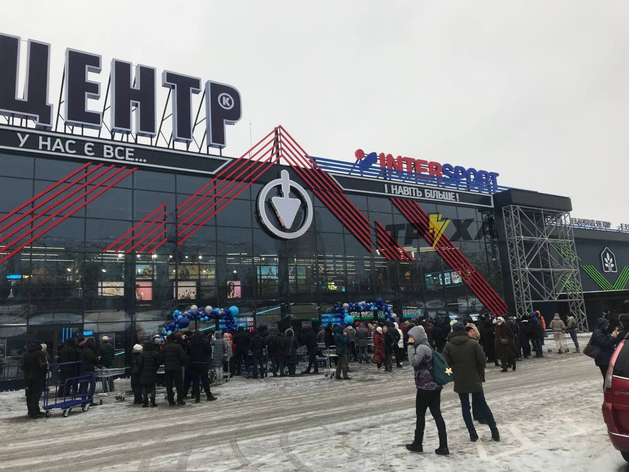В Харькове люди брали штурмом новый гипермаркет (видео)