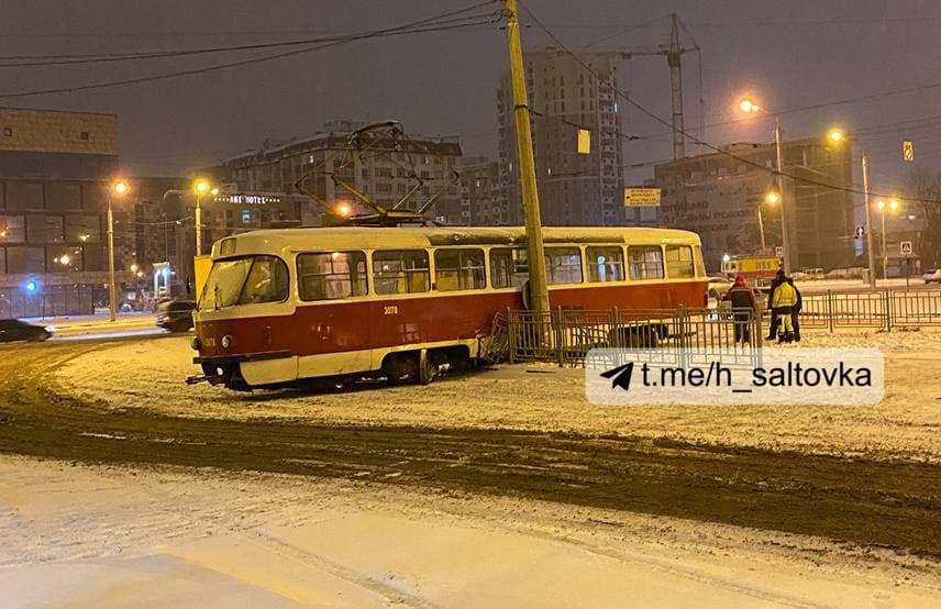Второй за неделю. В Харькове у Конного рынка трамвай снова сошел с рельсов, на этот раз врезался в столб