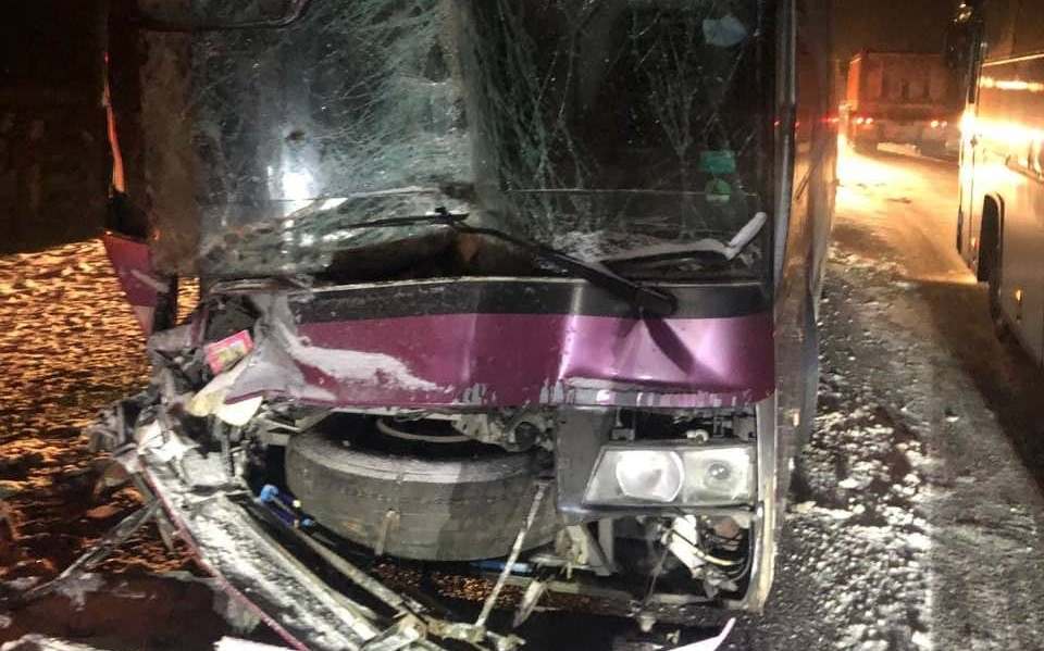 Под Харьковом рейсовый автобус с пассажирами влетел в грузовик