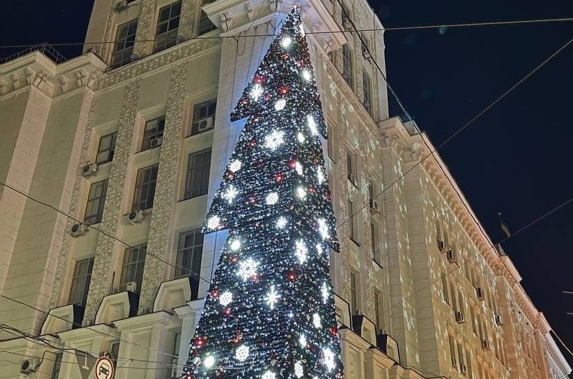 В центре Харькова появилась елка на здании и снегопад на стенах (фото, видео)