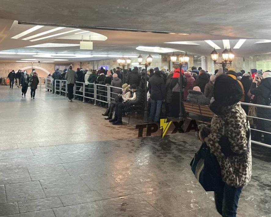 В Харькове собрались очереди на вход в метро (фото)