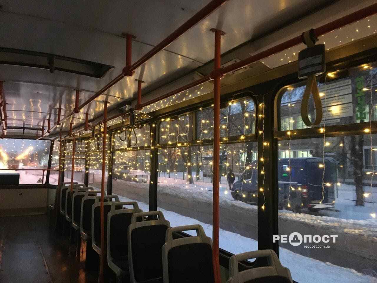 Гирлянды и снеговики: по Харькову ездит новогодний трамвай (фото, видео)