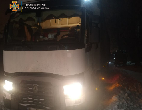 В Харькове в снежных заносах застряли два грузовика, один из них – с кислородом для больницы