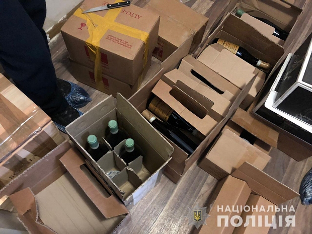 Торговали в Сети: в Харькове разоблачили продавцов поддельного алкоголя