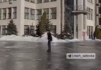 Гололедица в Харькове. Девушка каталась на коньках по тротуару у Госпрома (видео)