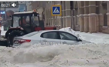 В Харькове коммунальщики "замуровали" припаркованную машину снегом