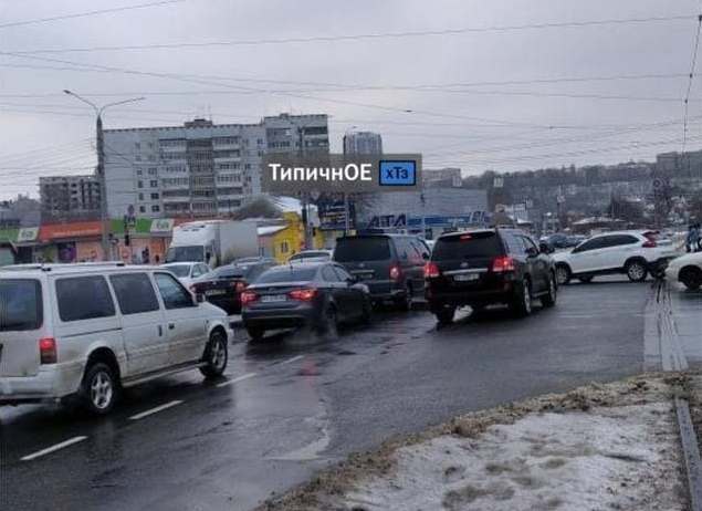 На "Киевской" не работает светофор, собралась огромная пробка (видео)