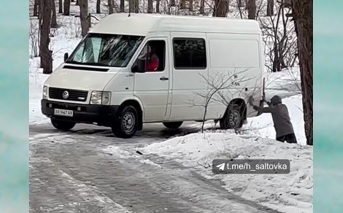 В Харькове парень руками остановил микроавтобус, не дав тому съехать в кювет (видео)