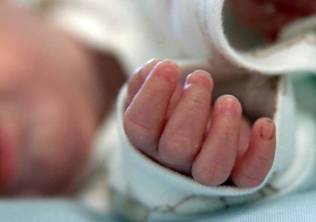 Выброшенный в пакете младенец: мать утверждает, что малыш родился мертвым