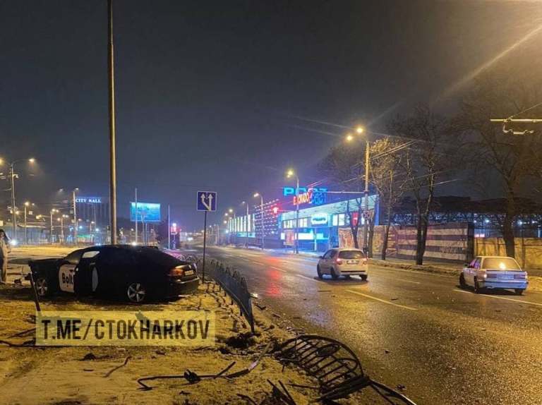 В Харькове таксист вылетел с дороги в столб (видео)