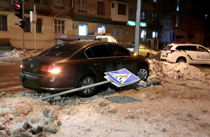 В центре Харькова пьяный водитель снес дорожный знак (фото)