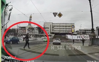 В Харькове мужчина решил перебежать рельсы прямо перед движущимся трамваем (видео)