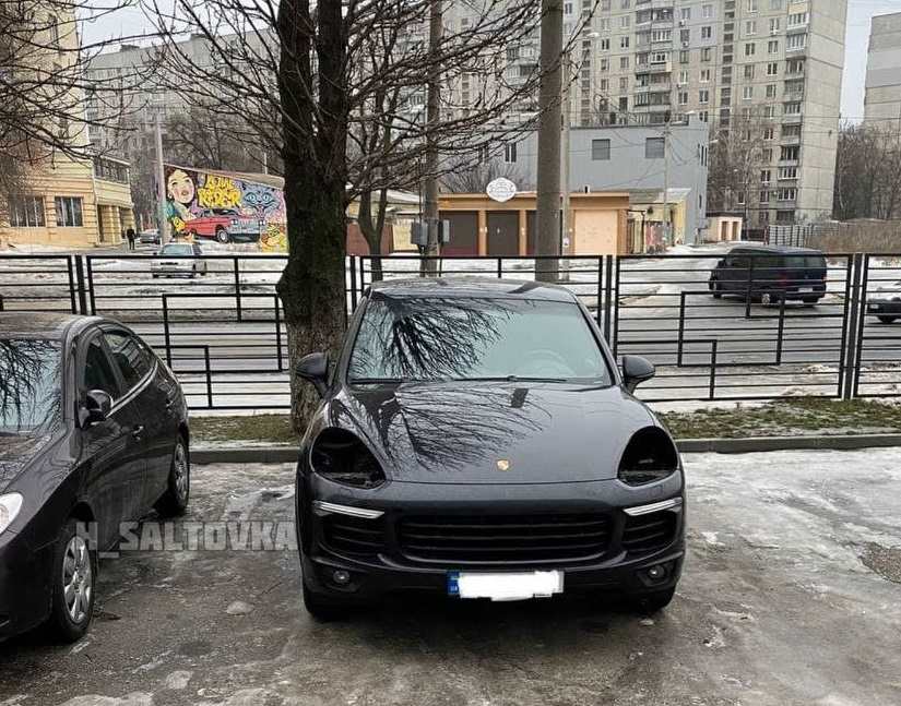 В Харькове на платной парковке поснимали фары с Porsche  (фото)