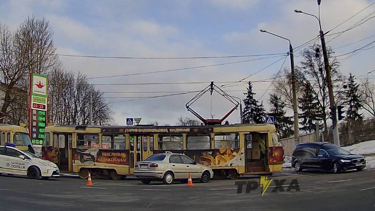 На Веснина - огромная пробка из-за ДТП с трамваем (фото)