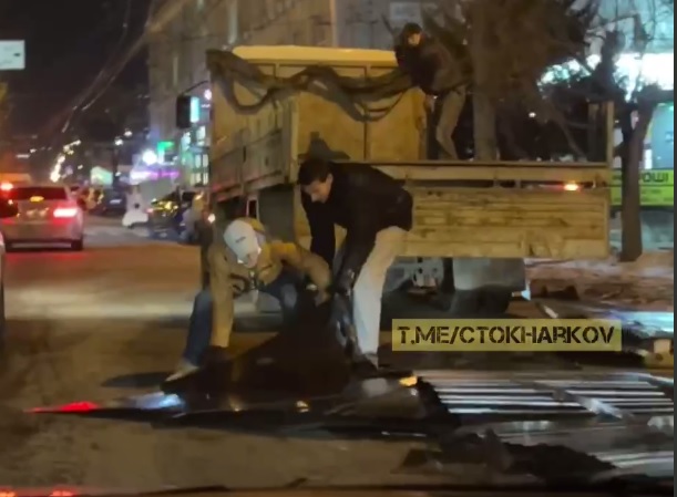 В Харькове из грузовика на дорогу высыпались листы металла (видео)