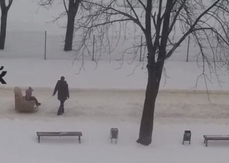 Вместо санок: в Харькове ребенка везли по снегу на большом мягком кресле (видео)