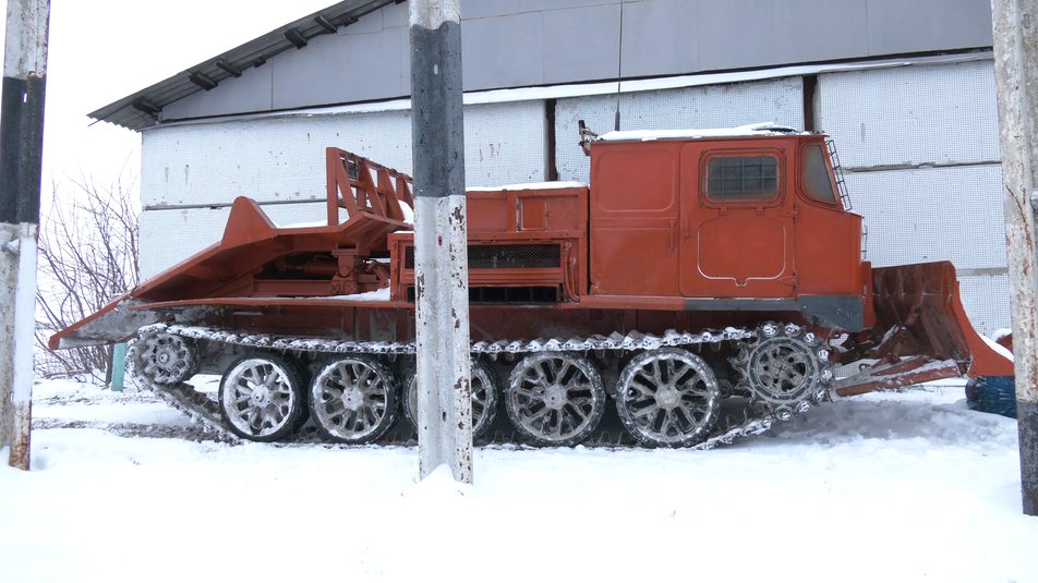 Харьковчанин превратил "танк" в снегоуборочную машину
